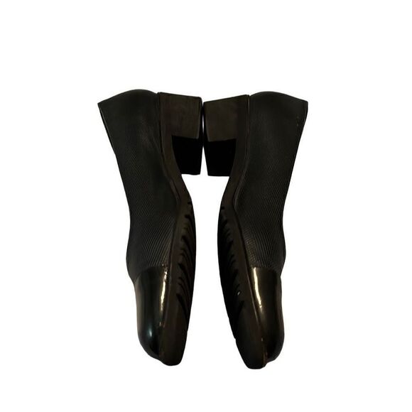 Salvatore Ferragamo navy pump size 8, narrow - Picture 2 of 5